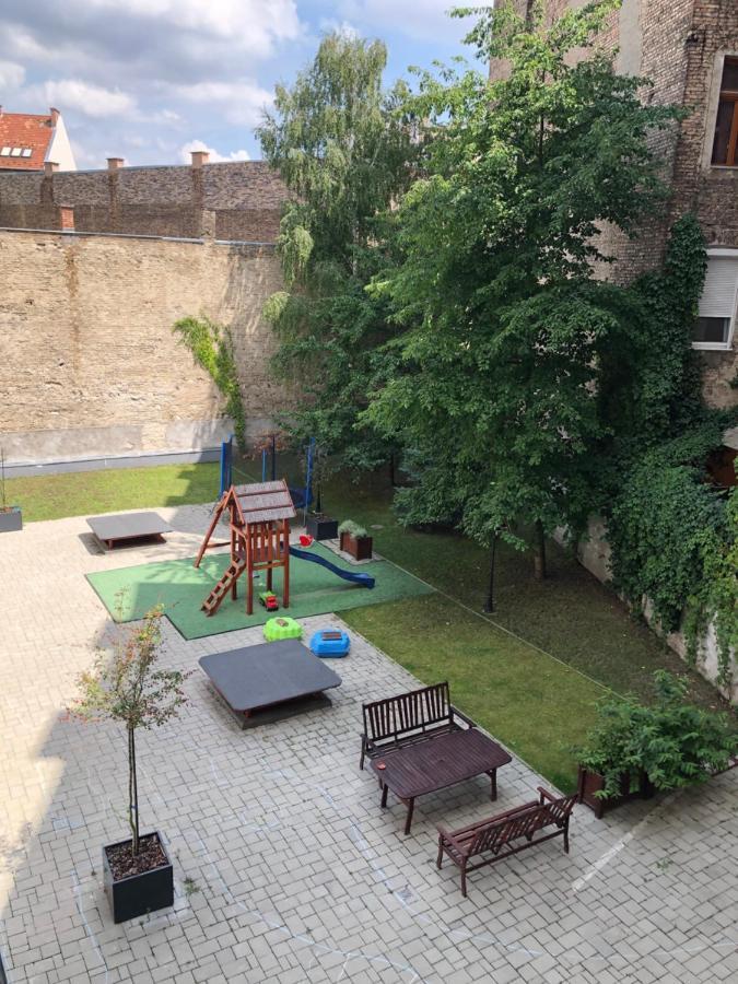 Large Apartment With Garage And Terrace ブダペスト エクステリア 写真